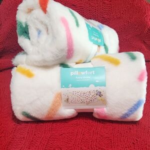 PILLOWFORT fuzzy Throw